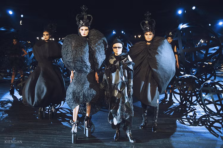 Show diễn "Huyền thoại những chiếc đầm đen" của Đỗ Mạnh Cường đã mang đến dư vị mới mẻ cho làng mốt ngày cuối năm.