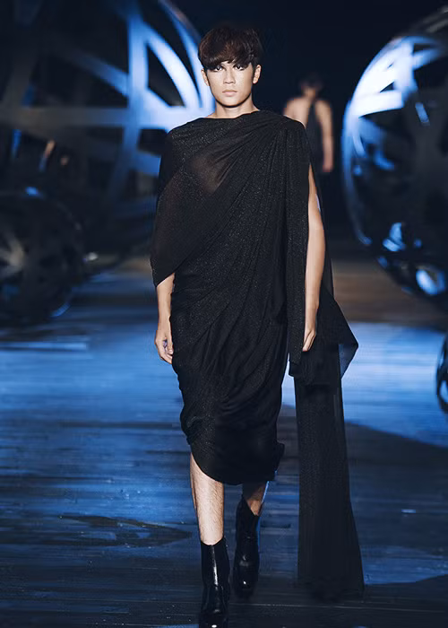 Đỗ Mạnh Cường tập trung khá nhiều công sức cho các thiết kế đầm, váy nhưng thời trang nam cũng là thế mạnh của anh với tinh thần mạnh mẽ, tối giản.