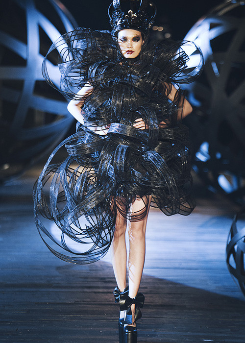 Các người mẫu trình diễn bị thử thách không chỉ bởi phom dáng của trang phục mà còn với những đôi giày cao như cà kheo.