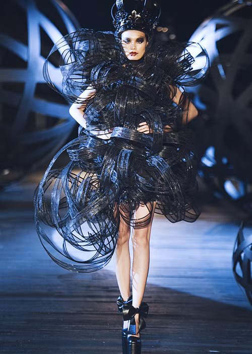 Các người mẫu trình diễn bị thử thách không chỉ bởi phom dáng của trang phục mà còn với những đôi giày cao như cà kheo.