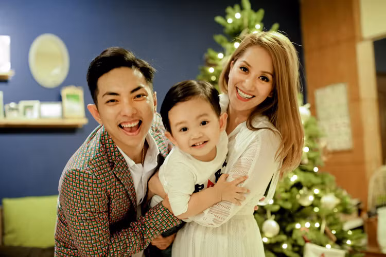 Khi được hỏi về đám cưới với Khánh Thi, Phan Hiển không giấu dự định sẽ tổ chức hôn lễ vào cuối năm 2017. Cũng theo nam vũ công, bà xã rất mong có thêm con rồi mới làm đám cưới. Cả hai đều hy vọng mọi chuyện sẽ diễn ra đúng dự định. (Ảnh: Facebook nhân vật)