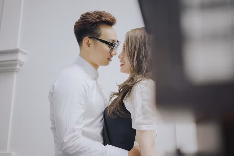 Sau 3 năm hẹn hò, cặp đôi Thành Trung - Ngọc Hương quyết định về chung một nhà. Theo nam MC chia sẻ với Khám Phá, đám cưới lần 2 của anh sẽ được tổ chức sau dịp Tết Nguyên Đán 2017. (Ảnh: Facebook nhân vật)