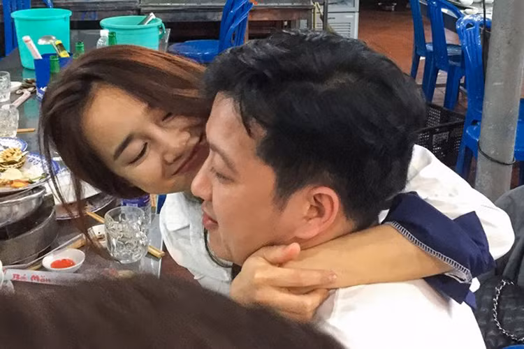 Ngoài ra, chuyện tình của cặp đôi phim “49 ngày” này còn gây ồn ào nhất năm 2016 bởi scandal tình tay ba với ca sĩ Quế Vân. Trải qua sóng gió dư luận, Trường Giang – Nhã Phương công khai yêu nhau. (Ảnh: Zing)