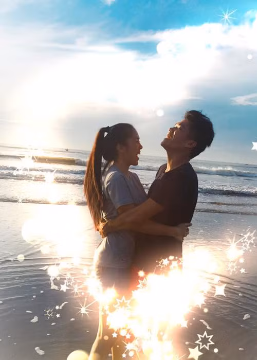 Lê Phương và Trung Kiên quen nhau trong một chuyến công tác ở Trường Sa. Cả hai có nhiều điểm chung nên rất hợp tính nhau. Khi biết quá khứ của Lê Phương, Trung Kiên rất đồng cảm. Anh cũng rất thân thiết với bé Cà Pháo - con trai của Lê Phương và Quách Ngọc Ngoan. (Ảnh: Facebook nhân vật)