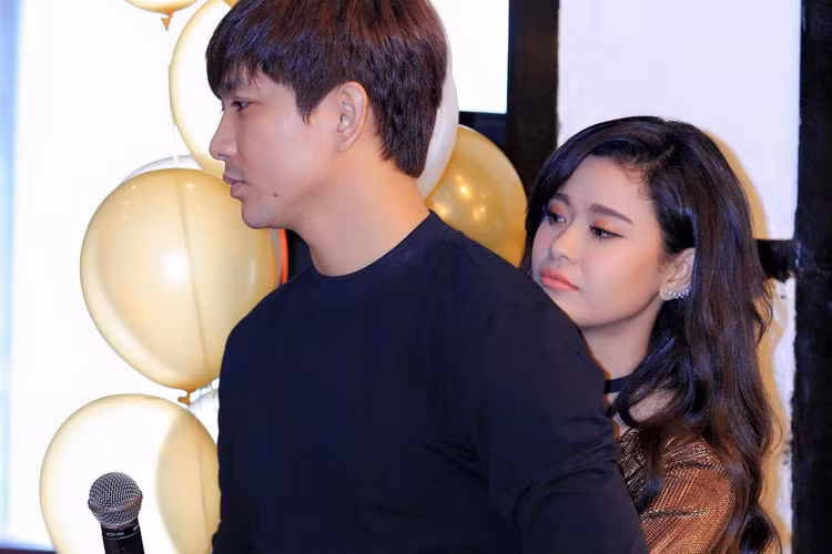 Không muốn phải vác bụng bầu mặc váy cô dâu, Trương Quỳnh Anh dời đám cưới đợi đến sau khi sinh con. Tuy nhiên, sau khi hạ sinh cậu con trai Sushi vào cuối tháng 5/2012, cô tiếp tục phải trì hoãn hôn lễ vì bố mẹ phản đối chuyện tình cảm. (Ảnh: Facebook nhân vật)