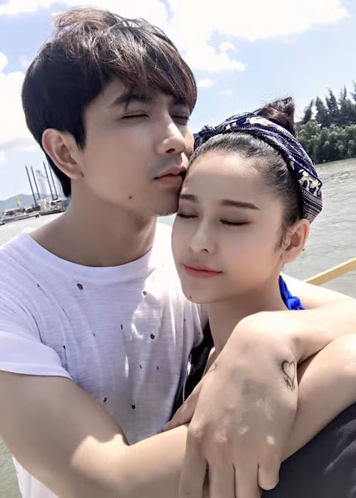 Đám cưới Trương Quỳnh Anh - Tim cũng được mong chờ vào năm 2017. Cặp đôi bén duyên từ bộ phim “Bóng ma học đường” năm 2010. Cả hai đã bí mật hẹn hò cho đến khi nữ diễn viên lộ ảnh bụng bầu vào năm 2012. (Ảnh: Facebook nhân vật)