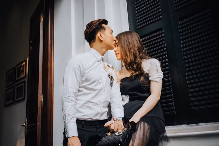 Khoảng thời gian đầu mới công khai chuyện tình cảm, Thành Trung và Ngọc Hương vướng ồn ào với Thu Phượng - vợ cũ của nam MC. Cùng trải qua sóng gió, nam danh hài và bạn gái 9x vẫn gắn bó bên nhau. (Ảnh: Facebook nhân vật)