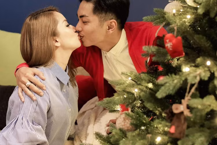 Tuy nhiên, vượt qua nhiều rào cản, cặp đôi Vbiz này cuối cùng đã có được hạnh phúc trọn vẹn. Kể từ cậu con trai đầu lòng Kubi chào đời tháng 7/2015, cuộc sống của cặp đôi lệnh tuổi ngày càng được nhận được sự quan tâm của công chúng. (Ảnh: Facebook nhân vật)