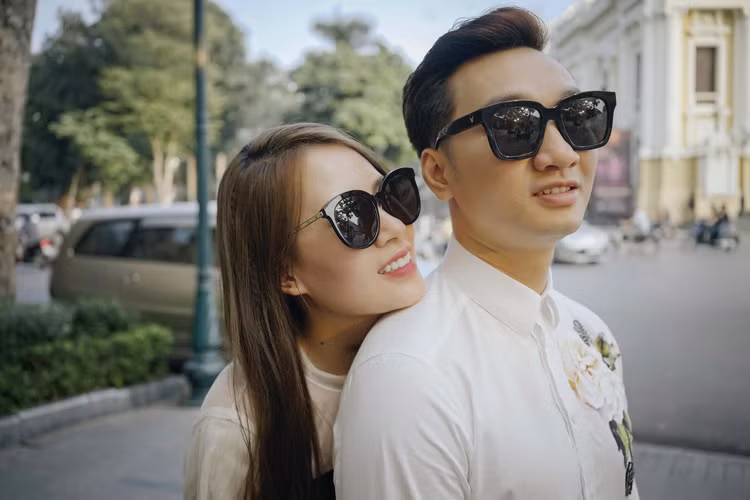 MC Thành Trung và bạn gái Ngọc Hương công khai hẹn hò từ tháng 7/2013. Ngọc Hương sinh năm 1991, vừa kinh doanh thời trang vừa là một tiếp viên hàng không. Cô sở hữu nhan sắc xinh đẹp không kém một hot girl và có gu thời trang sang trọng. (Ảnh: Facebook nhân vật)