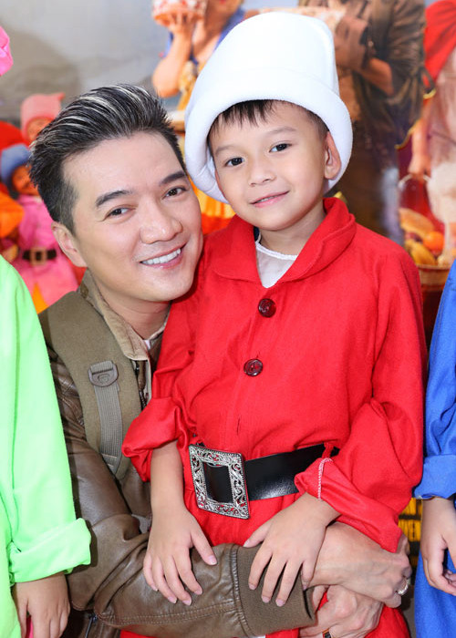 Dù bận rộn với công việc nhưng Đàm Vĩnh Hưng vẫn dành thời gian chăm sóc, vui chơi cùng cậu con nuôi. (Ảnh: Facebook nhân vật) 