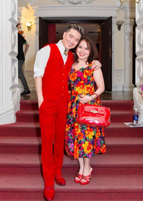 Đàm Vĩnh Hưng cũng rất thân thiết với một người em gái tên Huỳnh Minh Hạnh. (Ảnh: Kul News) 