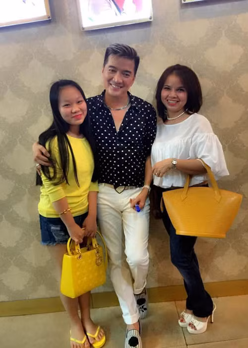 “Ông hoàng nhạc Việt” và cô em gái Minh Hạnh được nhận xét sở hữu gương mặt có nhiều nét giống nhau. (Ảnh: Kul News) 