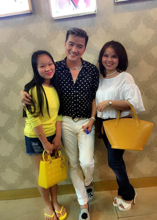 “Ông hoàng nhạc Việt” và cô em gái Minh Hạnh được nhận xét sở hữu gương mặt có nhiều nét giống nhau. (Ảnh: Kul News) 