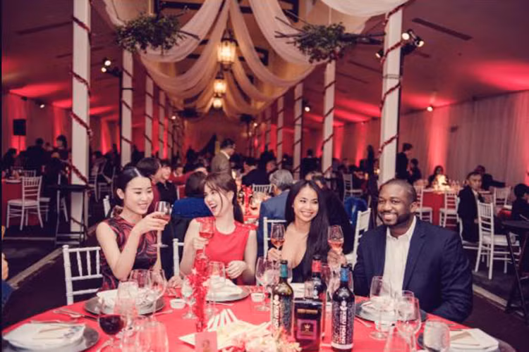 Tuy nhiên, với đại gia Singapore, trong suốt quãng thời gian yêu nhau, Ngọc Trinh không dám công khai mà luôn phải lén lút thậm chí ngay cả cái nắm tay bình thường. Bởi lẽ, Ngọc Trinh chỉ là người thứ ba. (Ảnh: Facebook quản lý Ngọc Trinh) 