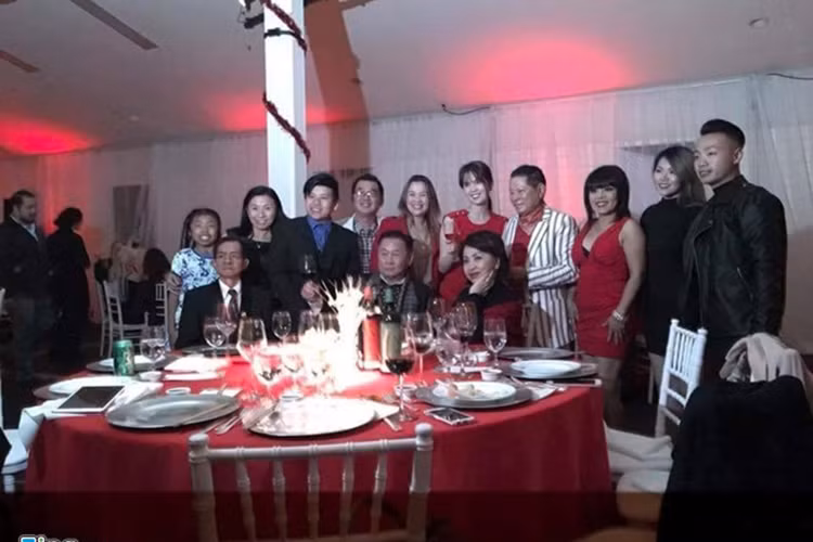 Trước khi gặp ông Hoàng Kiều, chân dài gốc Trà Vinh đã trải qua cuộc tình kéo dài 8 năm với đại gia Singapore hơn cô 20 tuổi. Có thể thấy, bạn trai cũ và bạn trai mới của Ngọc Trinh đều rất giàu có, là chỗ dựa vững chắc cho người đẹp. (Ảnh: Zing News) 