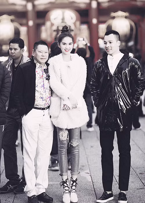 Khi được ra mắt, Ngọc Trinh cũng nhanh chóng được gia đình bạn trai ủng hộ. Cậu con trai vị tỷ phú đã gián tiếp thừa nhận Ngọc Trinh là vợ của bố mình còn cô con dâu ông Hoàng Kiều lên tiếng bênh vực bạn gái của bố chồng giữa lúc ồn ào. (Ảnh: Facebook Khắc Tiệp) 