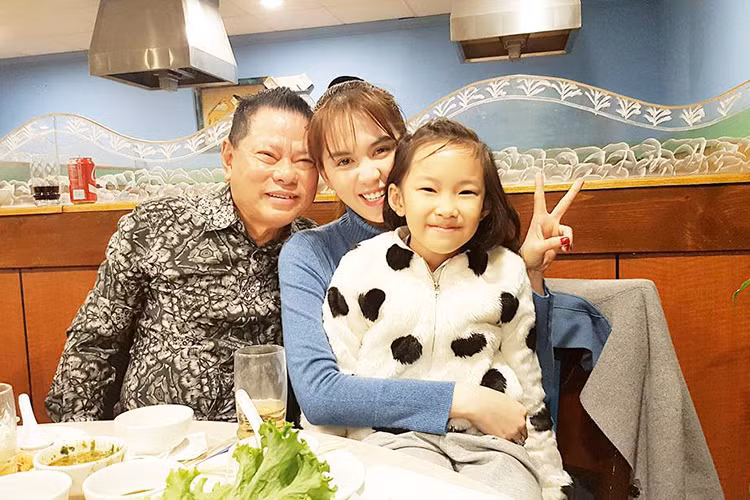 Tuy nhiên, với chuyện tình lần này, Ngọc Trinh được tận hưởng những điều mà trước đây cô chưa từng có được. Bạn trai tỷ phú đã không ngần ngại đưa cô về ra mắt gia đình, bạn bè và thậm chí cả đối tác kinh doanh của ông. (Ảnh: Facebook con dâu ông Hoàng Kiều) 