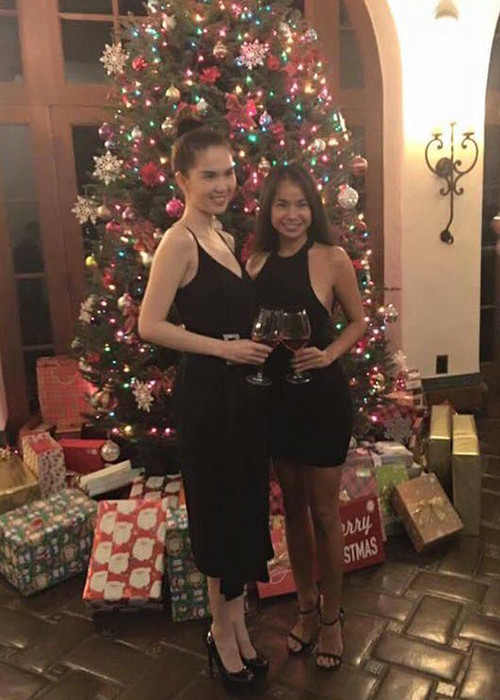 Dù mang lại cho Ngọc Trinh rất nhiều thứ trong cuộc sống từ nhà lầu, xe hơi đến đồ hiệu nhưng tình cũ của Ngọc Trinh lại không thể biến mong muốn của cô đó là một đám cưới và có con thành sự thật. Chính chân dài sinh năm 1989 từng bật khóc khi chia sẻ điều này. (Ảnh: Một thế giới) 