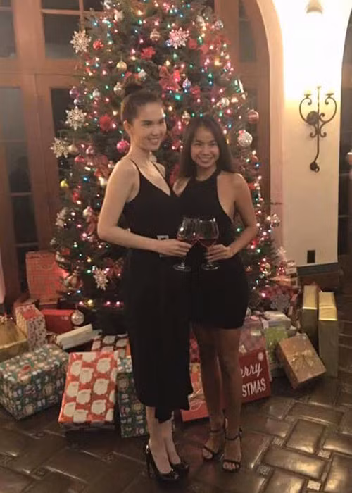 Dù mang lại cho Ngọc Trinh rất nhiều thứ trong cuộc sống từ nhà lầu, xe hơi đến đồ hiệu nhưng tình cũ của Ngọc Trinh lại không thể biến mong muốn của cô đó là một đám cưới và có con thành sự thật. Chính chân dài sinh năm 1989 từng bật khóc khi chia sẻ điều này. (Ảnh: Một thế giới) 