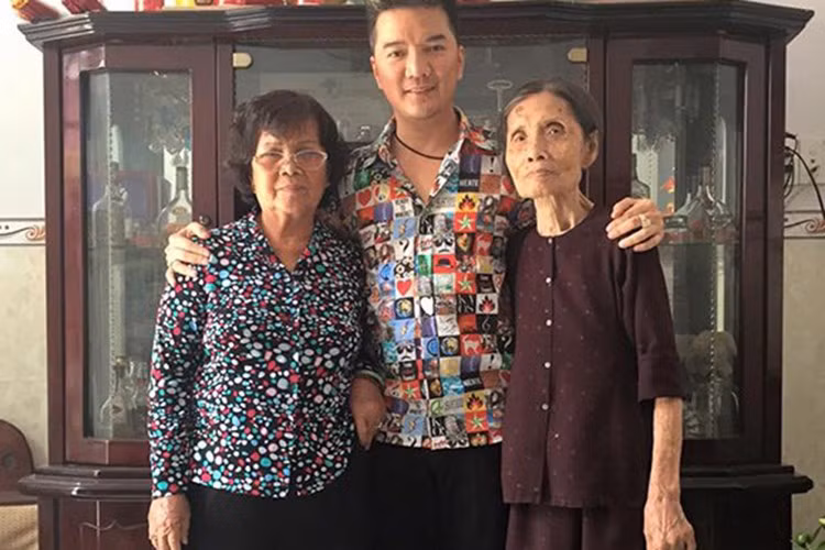 Cuối năm 2016, Đàm Vĩnh Hưng bật khóc công bố việc mẹ đẻ (bên trái) nợ nần khiến anh phải gồng mình trả số tiền lên đến 20 tỷ trong 10 năm qua. Mr Đàm quyết định nói ra sự thật gây sốc bởi không muốn có thêm người nào trở thành nạn nhân của mẹ anh và anh cũng đã quá mệt mỏi vì nợ nần. (Ảnh: Vietnamnet)