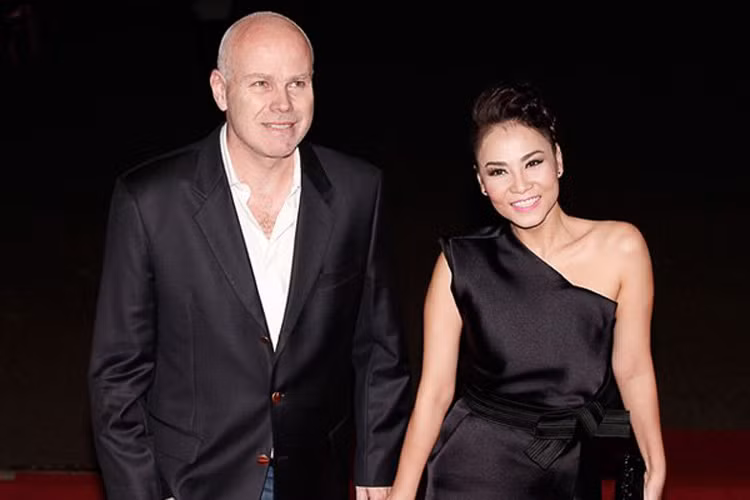 Tháng 8/2016, doanh nhân Otto - chồng của ca sĩ Thu Minh bị một số doanh nghiệp Việt tố vi phạm hợp đồng, trốn nợ. Khi trả lời về ồn ào của chồng, Thu Minh bị “ném đá” bởi câu nói "Làm việc với chồng tôi vì uy tín của tôi thì lụi bại là đúng rồi". (Ảnh: Lao động)