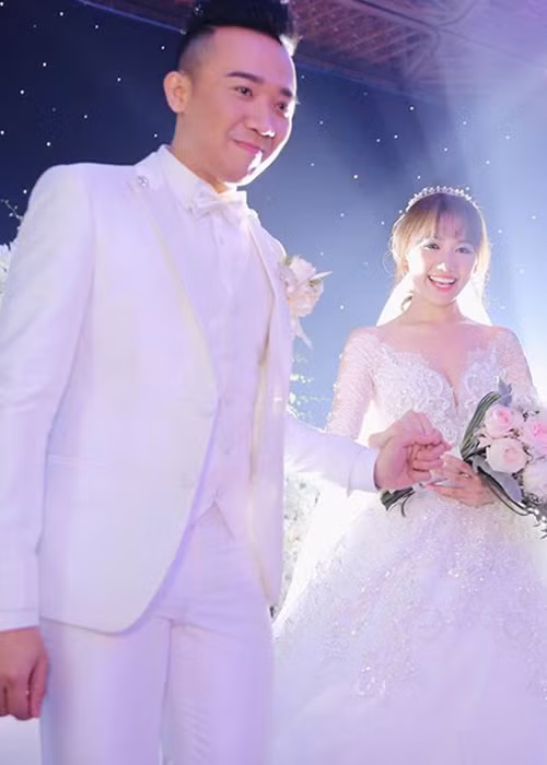 Trấn Thành từng chia sẻ anh đã có ý định tử tự còn bạn gái bị trầm cảm vì những sóng gió tình cảm. Tuy nhiên, vượt qua bão dư luận, mới đây, cặp đôi đã chính thức nên duyên vợ chồng bằng một đám cưới hoành tráng. (Ảnh: Zing)