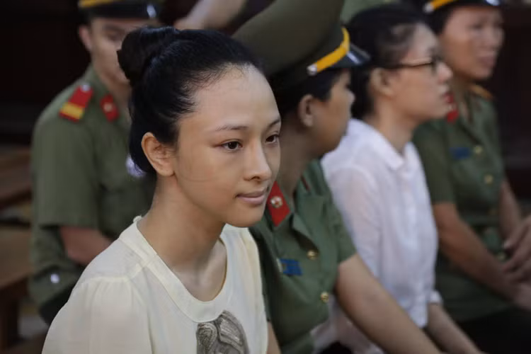 Năm 2016, “Hợp đồng tình ái” của vụ Hoa hậu Phương Nga cũng gây chấn động. Cụ thể, trong phiên tòa sơ thẩm, người đẹp khai 16,5 tỷ đồng là tình phí để cô chung sống với ông Cao Toàn Mỹ trong 7 năm như vợ hai chứ không phải là số tiền cô lừa đảo chiếm đoạt. (Ảnh: Infonet)