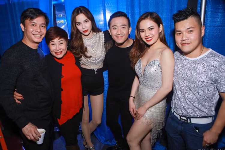 Lời xin lỗi của đại gia kim cương không thể giúp Hà Hồ thoát nghi vấn là người thứ ba, thậm chí còn khiến nữ ca sĩ bị chỉ trích nặng nề. Mới đây, Chu Đăng Khoa - Hồ Ngọc Hà tiếp tục bị ghi lại khoảnh khắc bên nhau. (Ảnh: Zing)