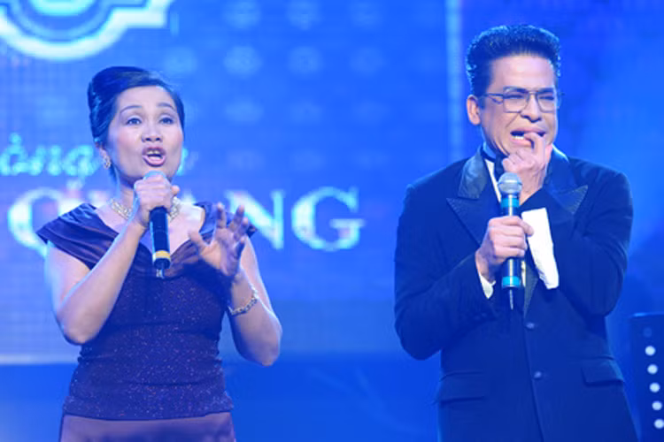 Giữa tháng 12/2016, nghệ sĩ Xuân Hương bất ngờ “tố” chồng cũ - MC Thanh Bạch hỗn hào với ba má vợ và thậm chí từng vác dao rượt chém vợ. Theo lời nữ nghệ sĩ, trong thời gian chung sống, bà còn bị chồng đánh đập. Chia sẻ này khiến nhiều người choáng váng, bất ngờ. (Ảnh: Zing)