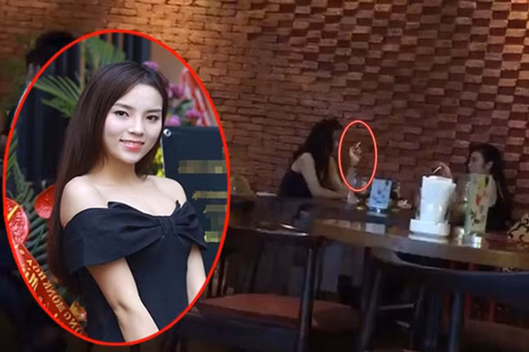 Cuối tháng 7/2016, Hoa hậu Kỳ Duyên bị tước quyền trao vương miện khi bị phát hiện hút thuốc lá nơi công cộng. Gần đây, cô tiếp tục bị rò rỉ hình ảnh hút thuốc được chụp cách đây gần một năm cùng hình ảnh chơi bóng cười, khiến dư luận rất thất vọng. (Ảnh: Báo giao thông)