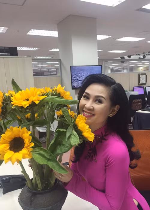 Chan dung BTV sap roi ban tin Thoi su 19h VTV1-Hinh-5