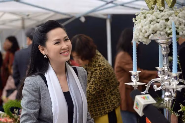 Chan dung BTV sap roi ban tin Thoi su 19h VTV1-Hinh-7