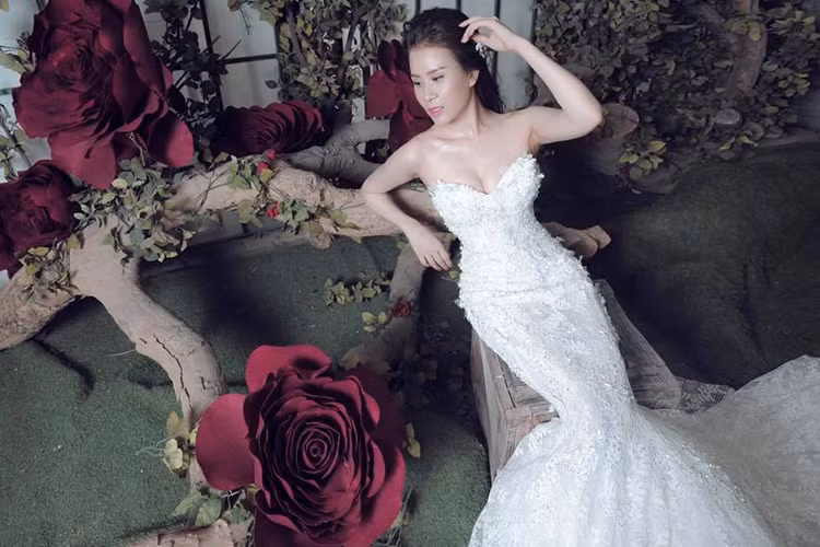 Trước đó, trên trang cá nhân, bạn gái Thành Trung cũng bất ngờ chia sẻ bức ảnh mặc váy cô dâu. (Ảnh: Facebook nhân vật) 