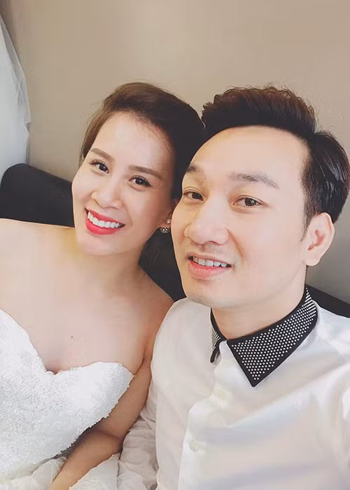 Ngoài dòng chia sẻ đầy ẩn ý, nam MC sinh năm 1983 còn đăng tải hình ảnh bên bạn gái Ngọc Hương. Đáng chú ý, cả hai mặc trang phục cưới. (Ảnh: Facebook nhân vật) 