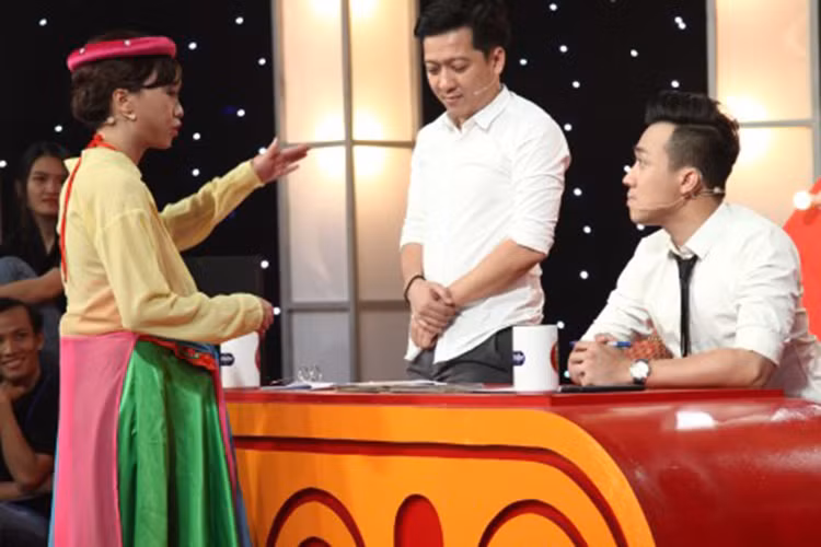 Không những vậy, thí sinh Hải Hậu còn tiến lại bàn giám khảo bắt danh hài Trường Giang đứng lên và “đá xéo” chiều cao khiêm tốn của anh khiến giám khảo ngớ người. 