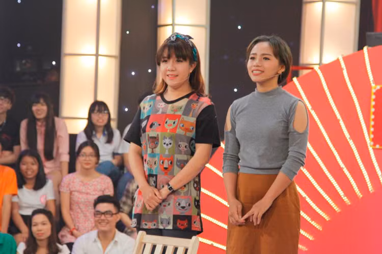 Tập 7 Thách thức danh hài còn có sự tham gia của cô sinh viên Mã Như Ngọc (trái) với tình huống duyên dáng đòi xăm bít lưng cùng với người bạn phụ diễn. 