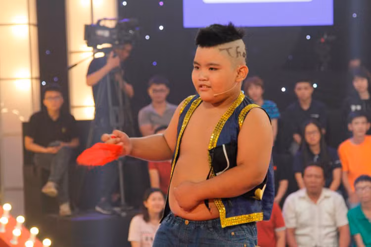 Cậu bé có thân hình mũm mĩm này đã cùng hai người bạn phụ diễn của mình thể hiện màn ảo thuật vô cùng hài hước. 