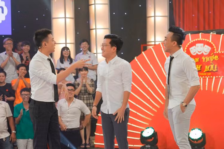 Theo đó, vừa chào sân, Trấn Thành chia sẻ hài hước anh tham gia chương trình Thách thức danh hài đã được 3 mùa và đến hiện tại thì anh nhìn ai cũng tròn trịa. 