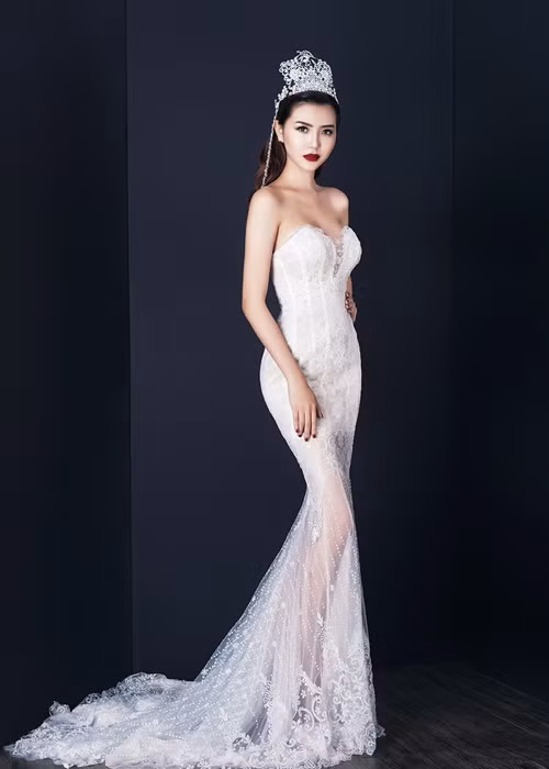 Trong bộ ảnh mới, Ngọc Duyên diện những bộ đầm dạ hội sang trọng của NTK Anh Thư. 