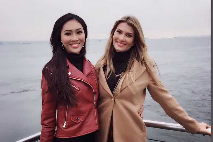 Ngày 25/11, Hoa khôi Diệu Ngọc (trái) đã đại diện cho nhan sắc Việt Nam lên đường sang Mỹ dự thi Hoa hậu Thế giới 2016. (Ảnh: Facebook nhân vật)