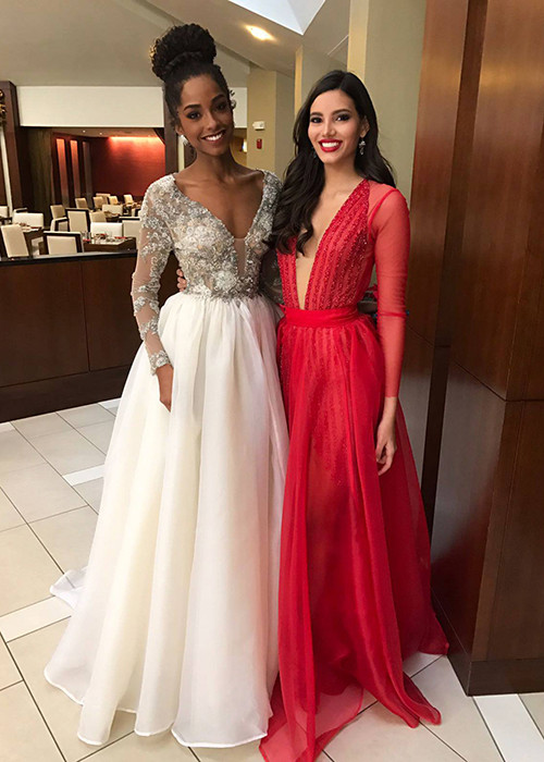 Stephanie tự tin đọ sắc với người đẹp đến từ CH Dominica tại cuộc thi Hoa hậu Thế giới 2016. (Ảnh: Facebook nhân vật)