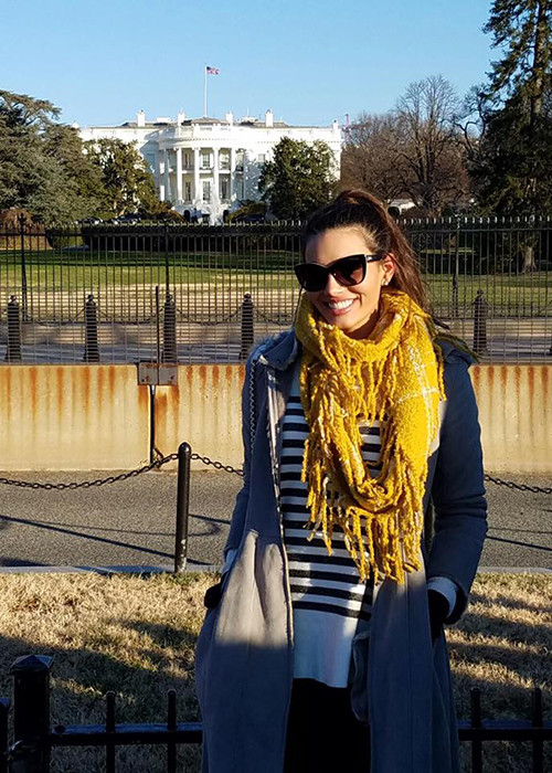 Stephanie cho biết, cô muốn gửi thông điệp đến mọi người hãy thay đổi và giúp đỡ nhau để tạo nên một thế giới tốt đẹp. (Ảnh: Facebook nhân vật)