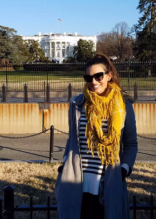 Stephanie cho biết, cô muốn gửi thông điệp đến mọi người hãy thay đổi và giúp đỡ nhau để tạo nên một thế giới tốt đẹp. (Ảnh: Facebook nhân vật)