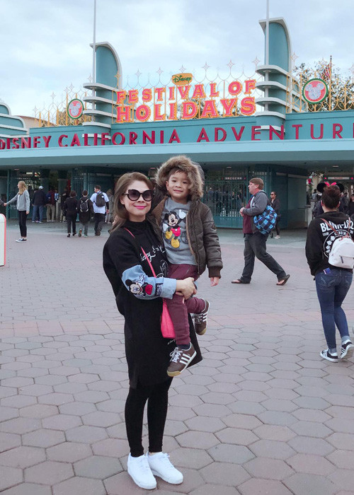 Nhóc tì nhà ca sĩ Thanh Thảo cũng có chuyến đi chơi cùng mẹ nuôi ở trung tâm giải trí mà trẻ em rất yêu thích Disneyland. (Ảnh: Facebook nhân vật)