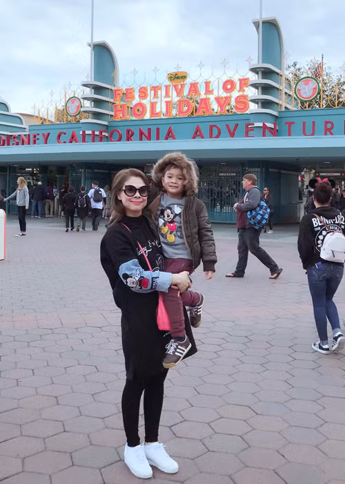 Nhóc tì nhà ca sĩ Thanh Thảo cũng có chuyến đi chơi cùng mẹ nuôi ở trung tâm giải trí mà trẻ em rất yêu thích Disneyland. (Ảnh: Facebook nhân vật)