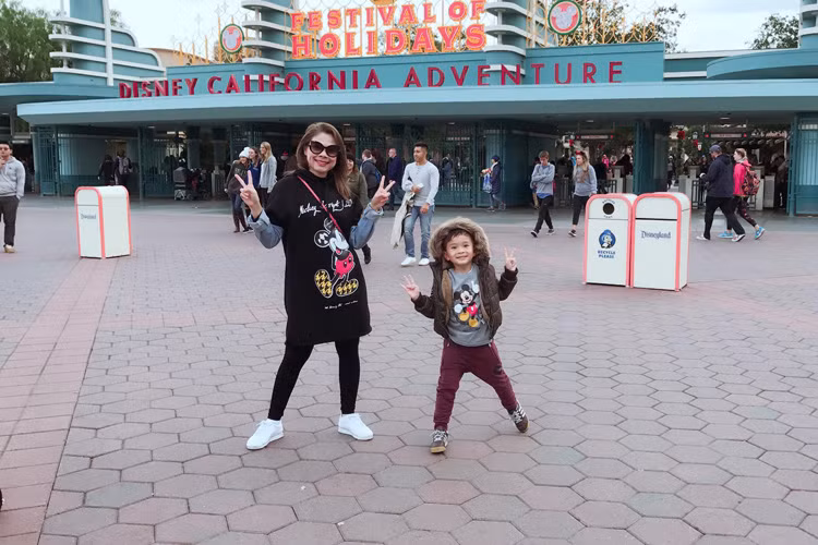 Giọng ca "Búp bê" vui vẻ đón năm mới cùng con trai nuôi. (Ảnh: Facebook nhân vật)