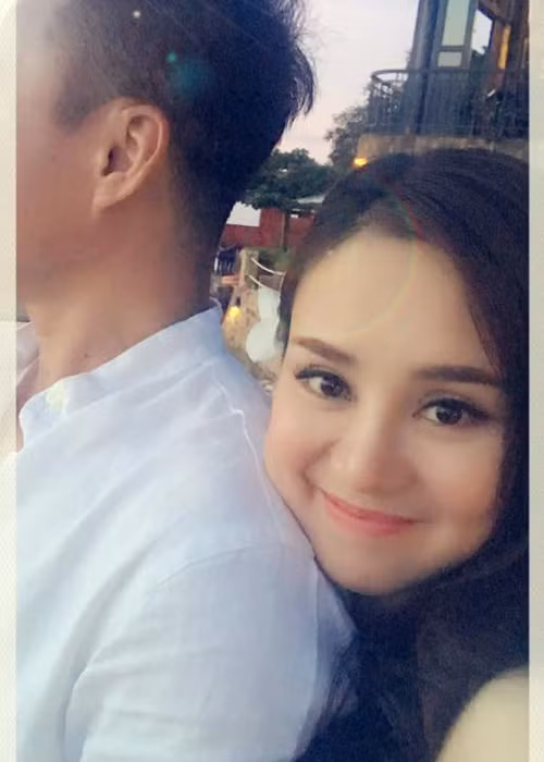 Trong chuyến nghỉ dưỡng dịp Tết dương lịch 2017, Vy Oanh vẫn kiên quyết giấu danh tính ông xã của mình. (Ảnh: Facebook nhân vật)