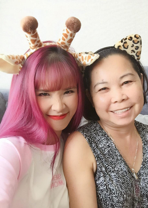 Nữ ca sĩ Khởi My khoe hình ảnh bên mẹ cùng dòng thông báo biểu diễn ở Long Xuyên. (Ảnh: Facebook nhân vật)