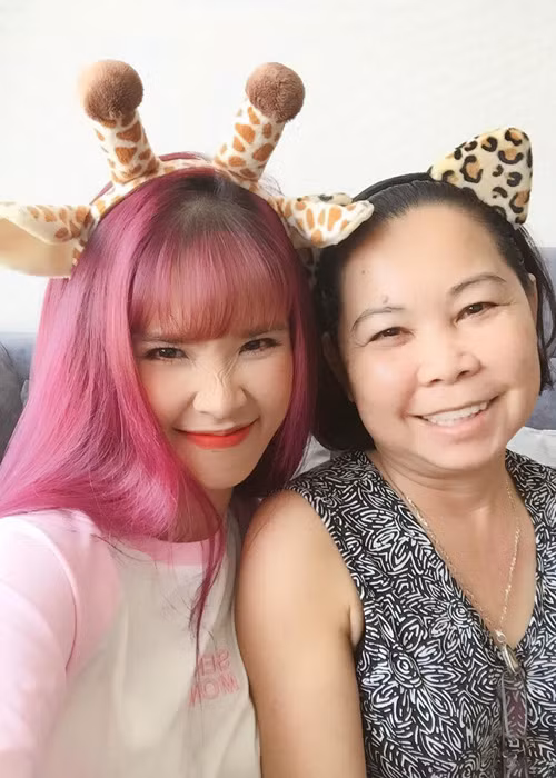 Nữ ca sĩ Khởi My khoe hình ảnh bên mẹ cùng dòng thông báo biểu diễn ở Long Xuyên. (Ảnh: Facebook nhân vật)