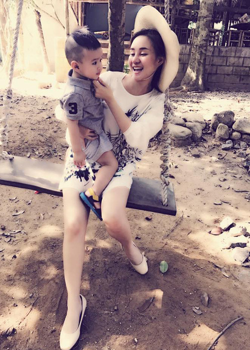 Những ngày cuối năm, nữ ca sĩ Vy Oanh dành trọn thời gian cho con trai và ông xã. (Ảnh: Facebook nhân vật)